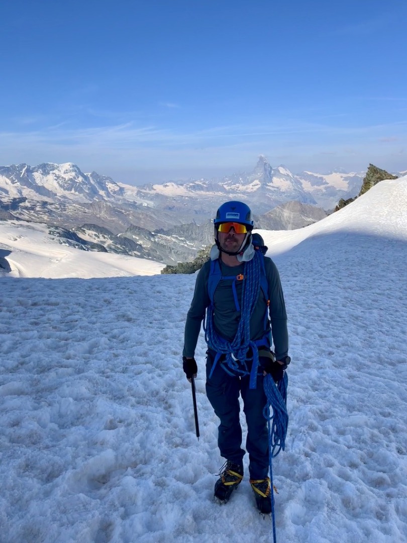 Hochtour in den Schweizer Bergen, Seilschaft im Schnee